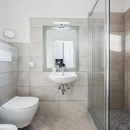 Train Station Deluxe 3 Bath Apartment