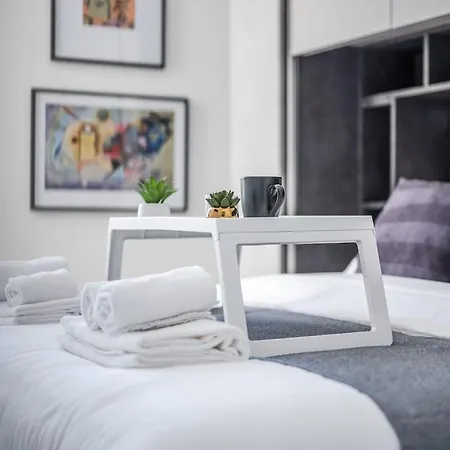 Train Station Deluxe 3 Bath Apartment *