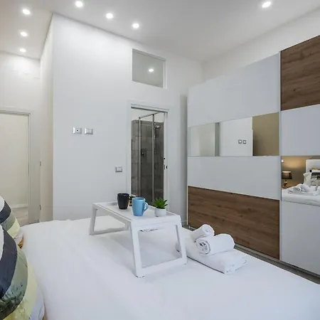 Train Station Deluxe 3 Bath Apartment